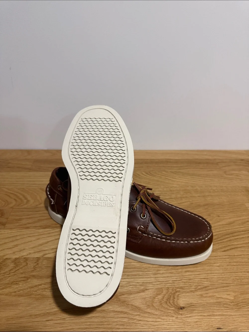 Brand new men’s size 9 Sebago Chestnut Brown Leather Boat Shoes with White Sole
